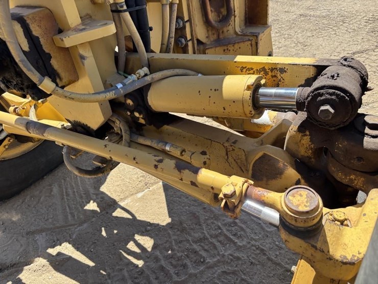 2005-caterpillar-143h-image-21