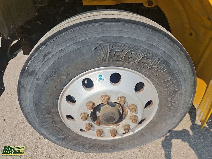 2015-freightliner-m2-106-image-10