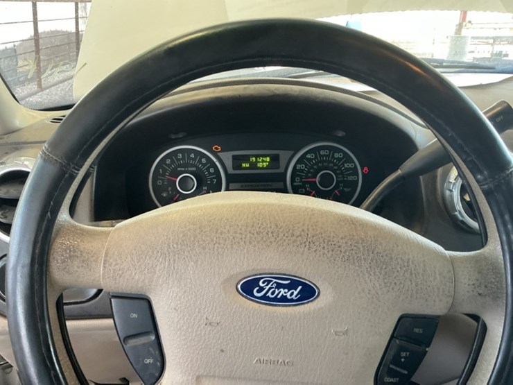 2005-ford-expedition-image-17