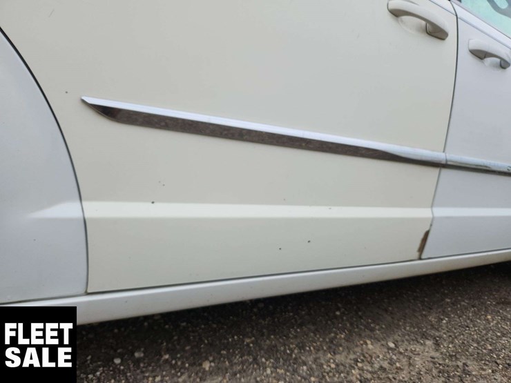 2015-chrysler-town-&-country-image-73