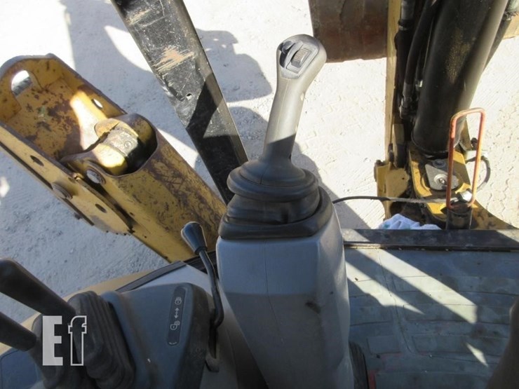 2013-caterpillar-420f-image-19