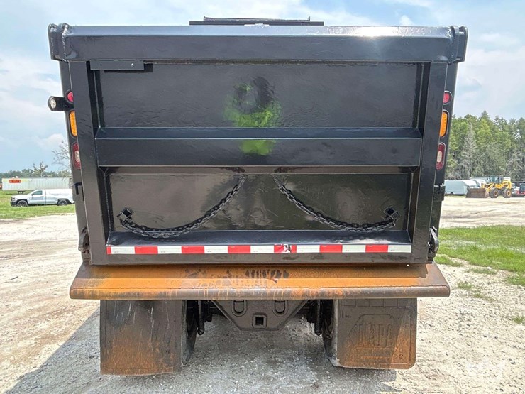 2013-freightliner-m2-106-image-28