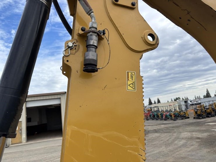 2022-caterpillar-430-image-20