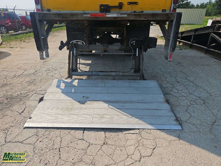 2015-freightliner-m2-106-image-29