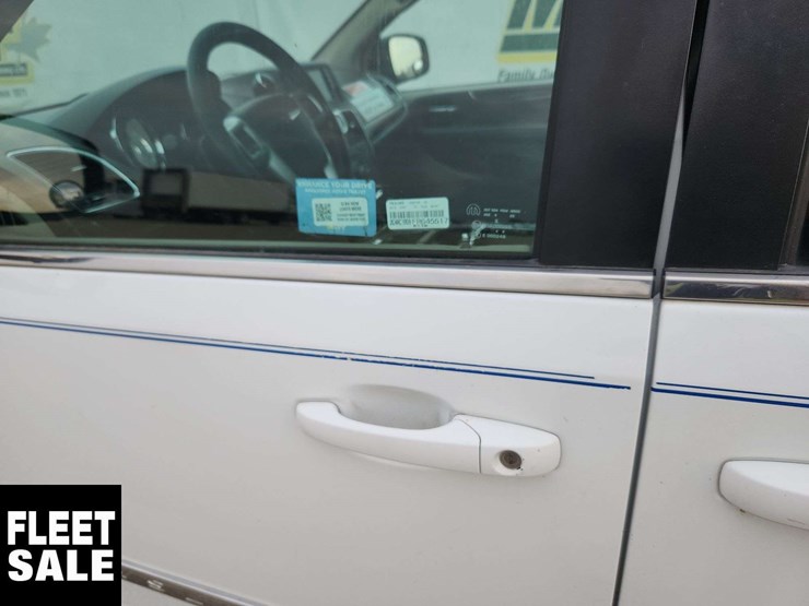 2015-chrysler-town-&-country-image-58