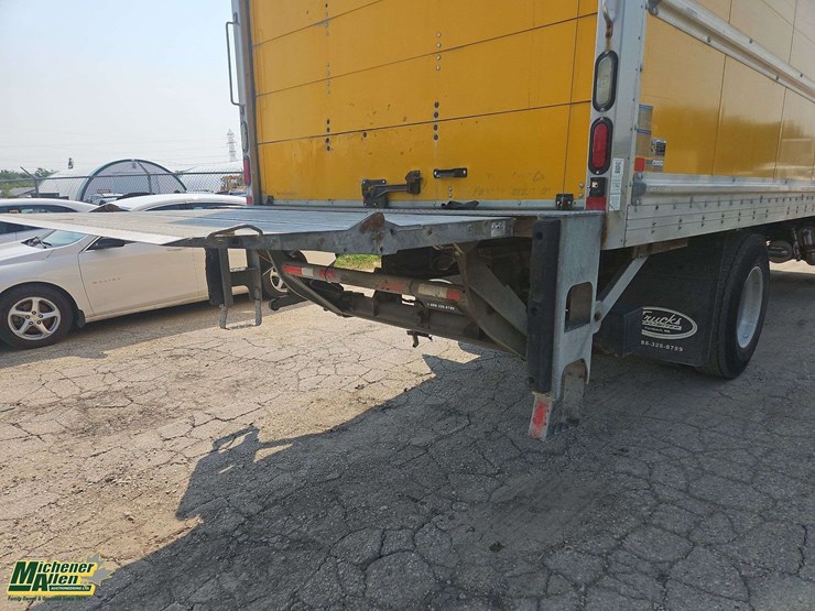 2015-freightliner-m2-106-image-33