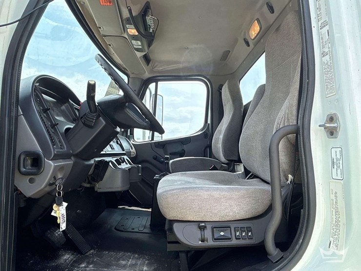 2013-freightliner-m2-106-image-18