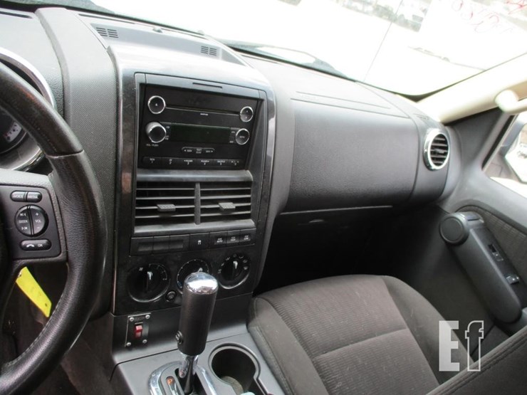 2010-ford-explorer-xlt-image-10