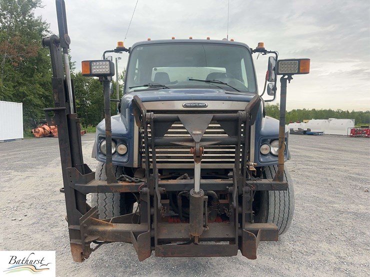 2010-freightliner-m2-106-image-2