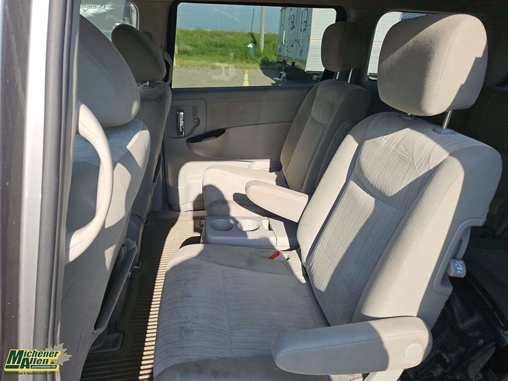 2013-nissan-quest-image-15