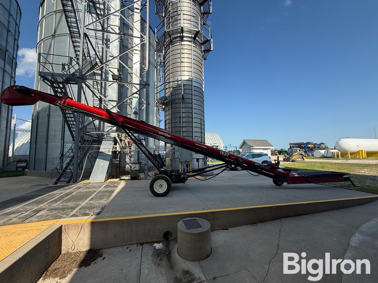2022-universal-industries-1537-field-loader-self-propel-belt-conveyor-image-4