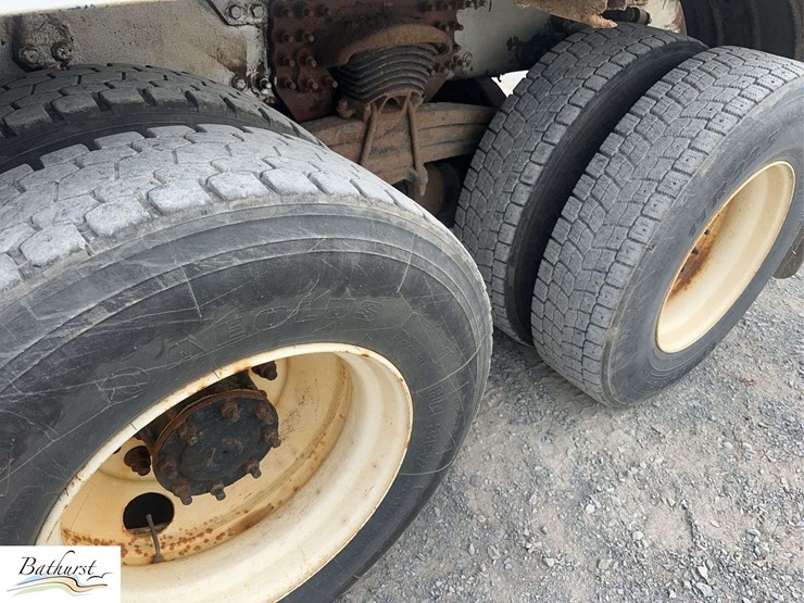 2010-freightliner-m2-106-image-10