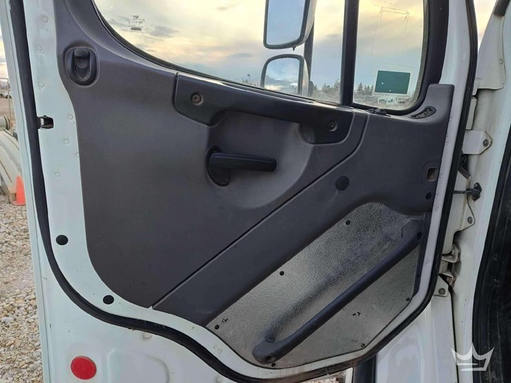 2014-freightliner-m2-106-image-50