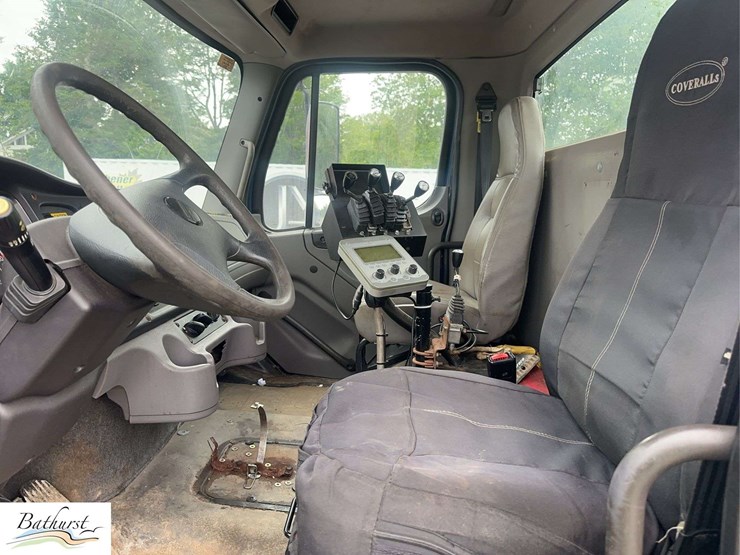 2010-freightliner-m2-106-image-25