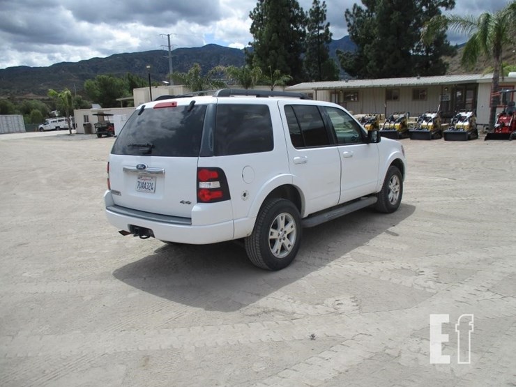2010-ford-explorer-xlt-image-3