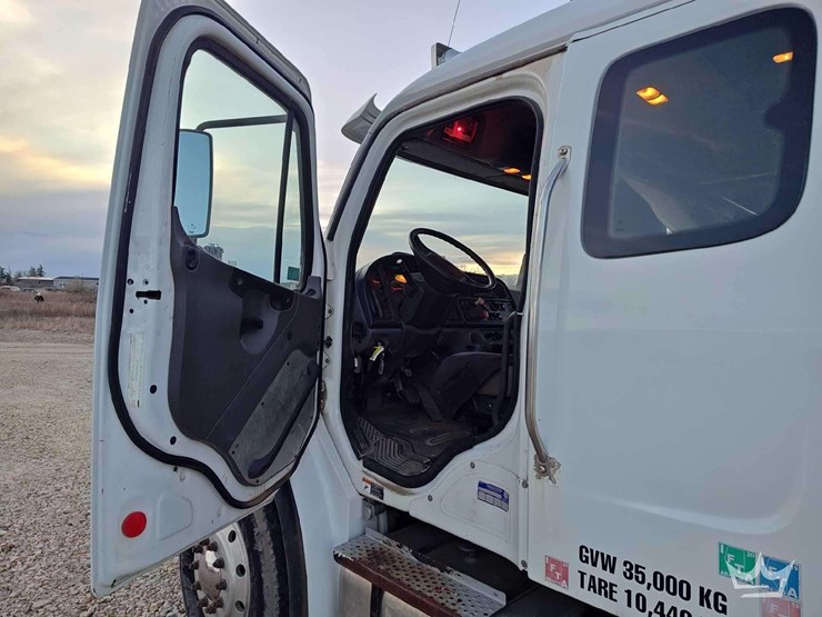 2014-freightliner-m2-106-image-36