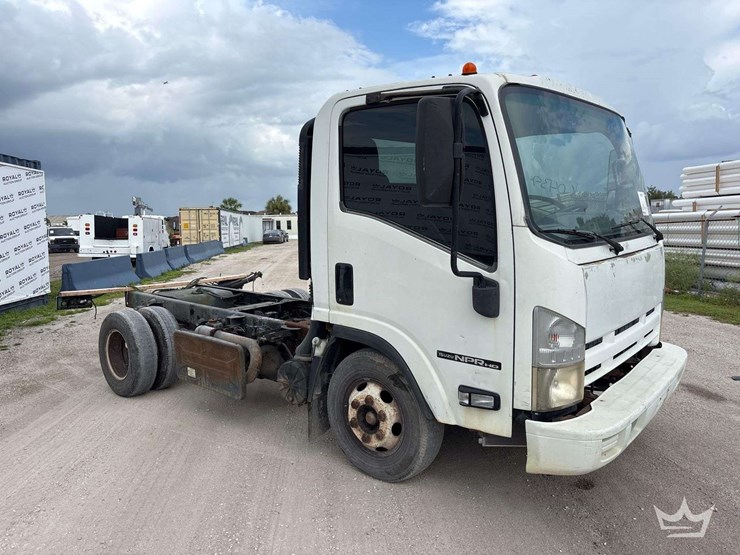 2011-isuzu-npr-image-2