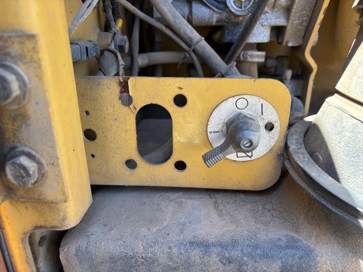 2005-caterpillar-143h-image-64