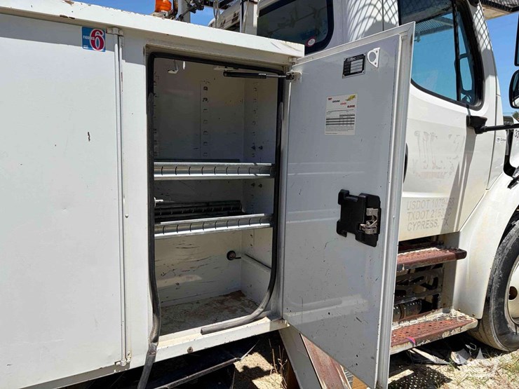 2017-freightliner-m2-106-image-19