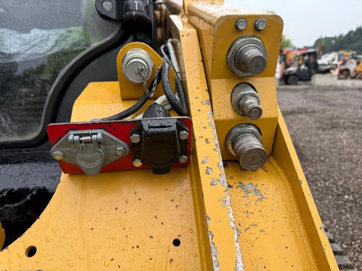 2020-caterpillar-299d3-image-11