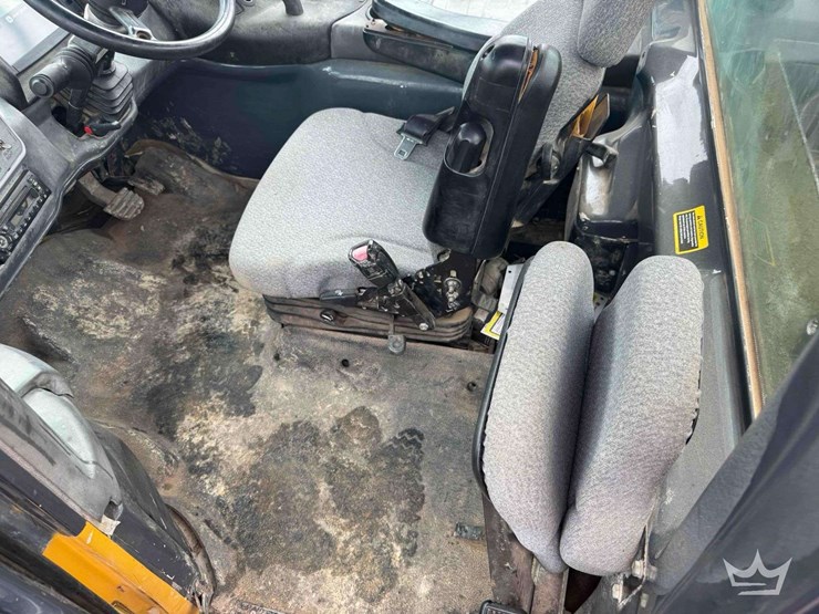 2013-deere-250d-image-47