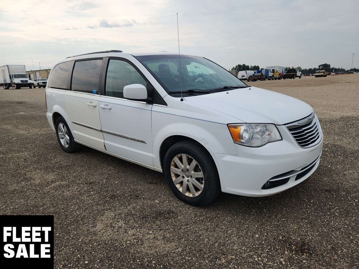 2015-chrysler-town-&-country-image-2