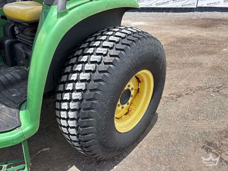 john-deere-utility-loader-tractor-image-16