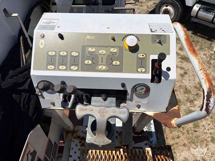 2018-freightliner-m2-106-image-31