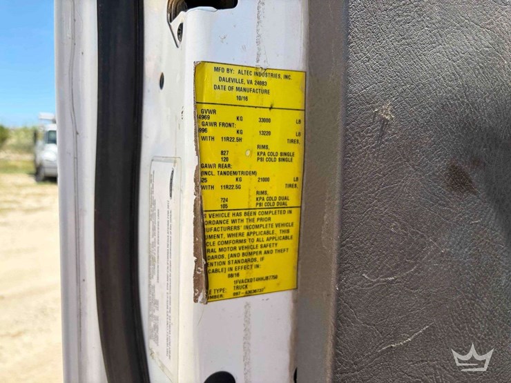 2017-freightliner-m2-106-image-5
