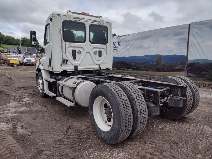14-freightliner-cascadia-cab-&-chassis^title^-(qea-4750)-image-31