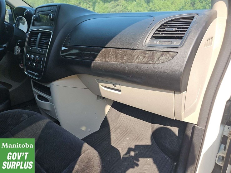 2013-dodge-grand-caravan-sxt-image-30