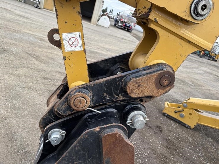 2022-caterpillar-430-image-18