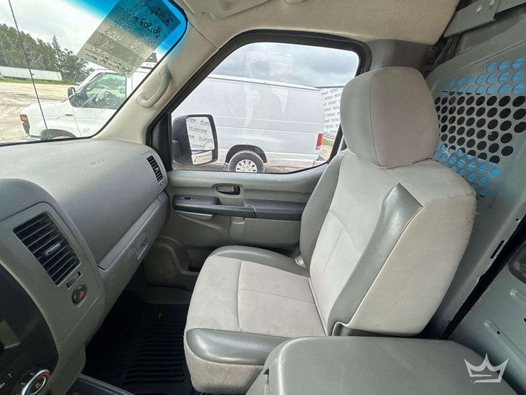 2017-nissan-nv2500hd-image-23
