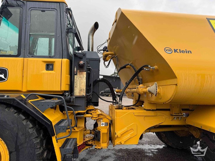 2013-deere-250d-image-10