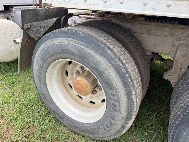 1989-peterbilt-379-image-8