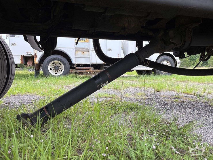 2019-freightliner-m2-106-image-40
