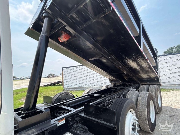2013-freightliner-m2-106-image-11