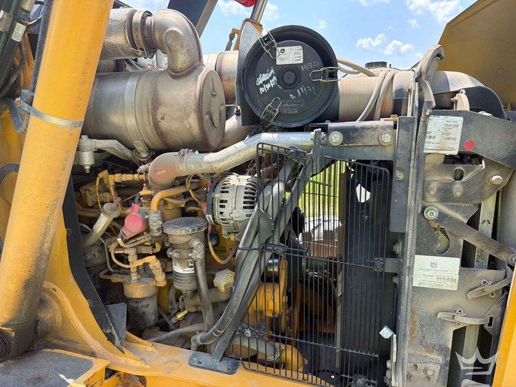 2017-deere-310l-image-21