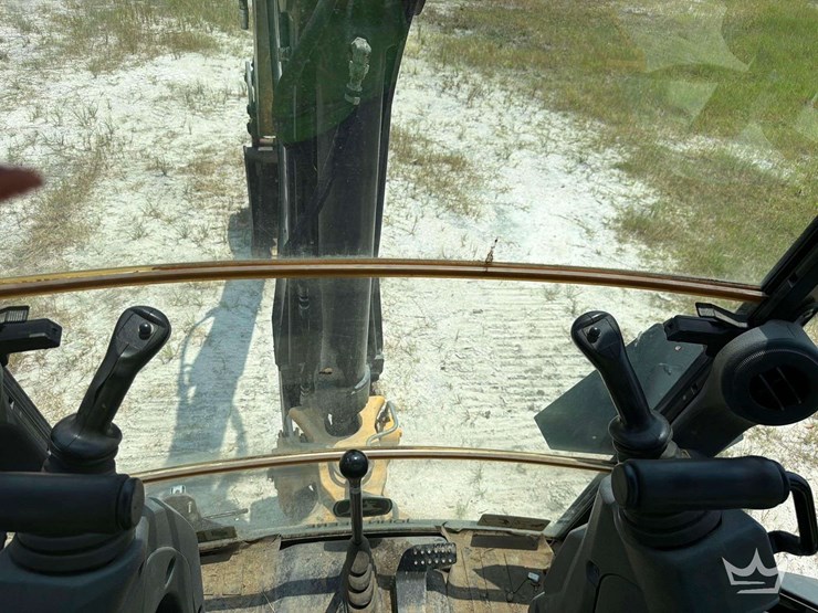 2017-deere-310l-image-11