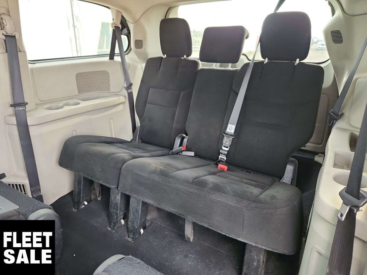 2015-chrysler-town-&-country-image-17