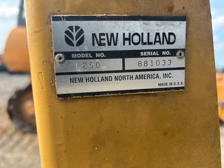 new-holland-l250-image-21