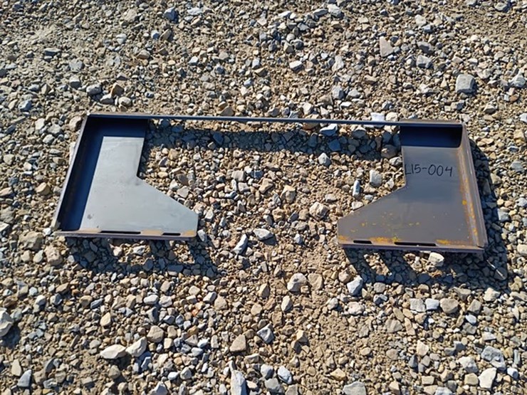 #l53-033-•-wolverine-cut-out-mounting-plate-skid-steer-attachment-image-1