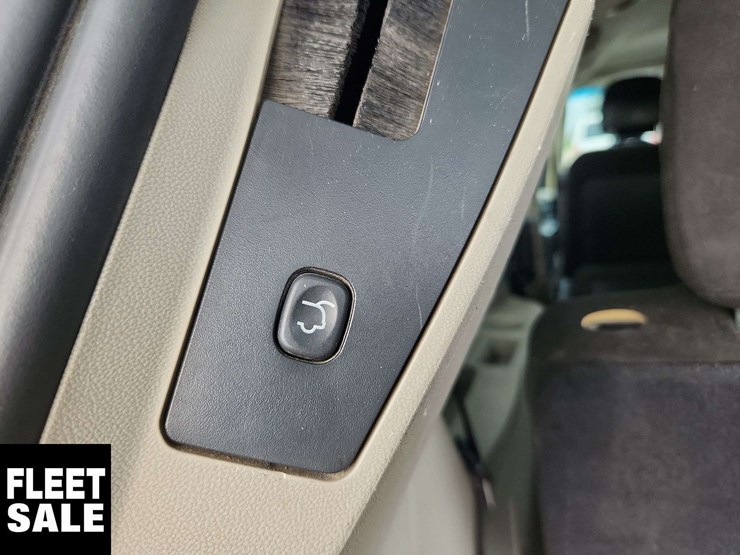 2015-chrysler-town-&-country-image-19