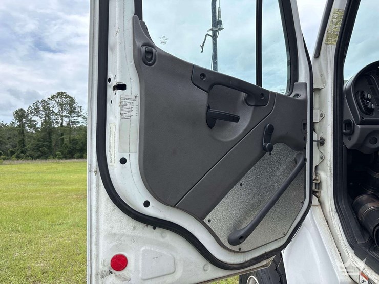 2019-freightliner-m2-106-image-24