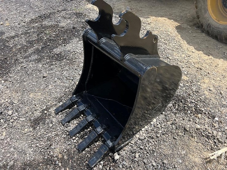 24”-quick-attach-excavator-bucket-for-kx40-image-1