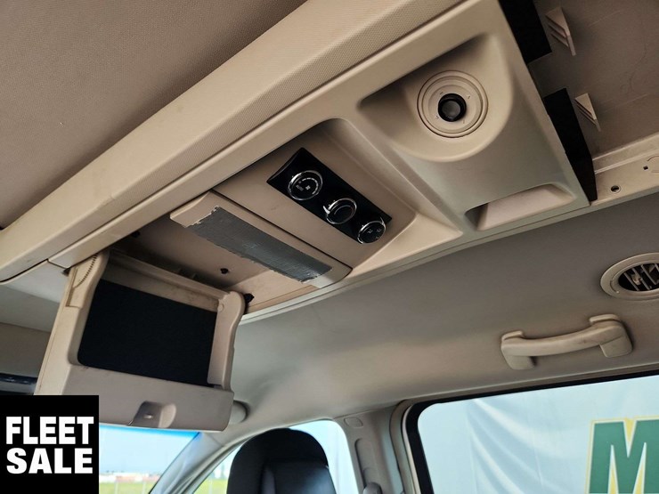 2016-chrysler-town-&-country-image-16