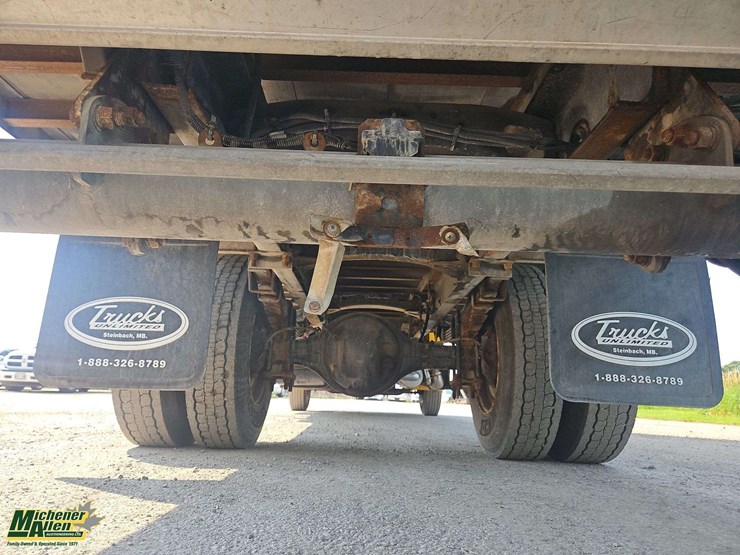 2015-freightliner-m2-106-image-27