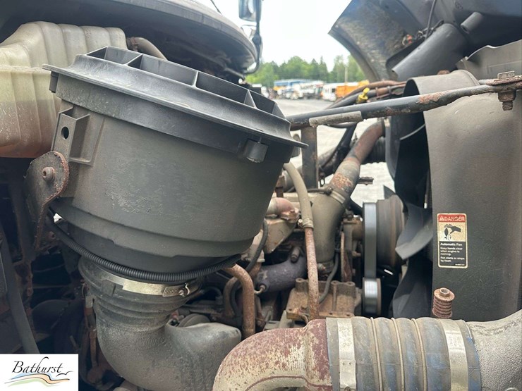 2010-freightliner-m2-106-image-24