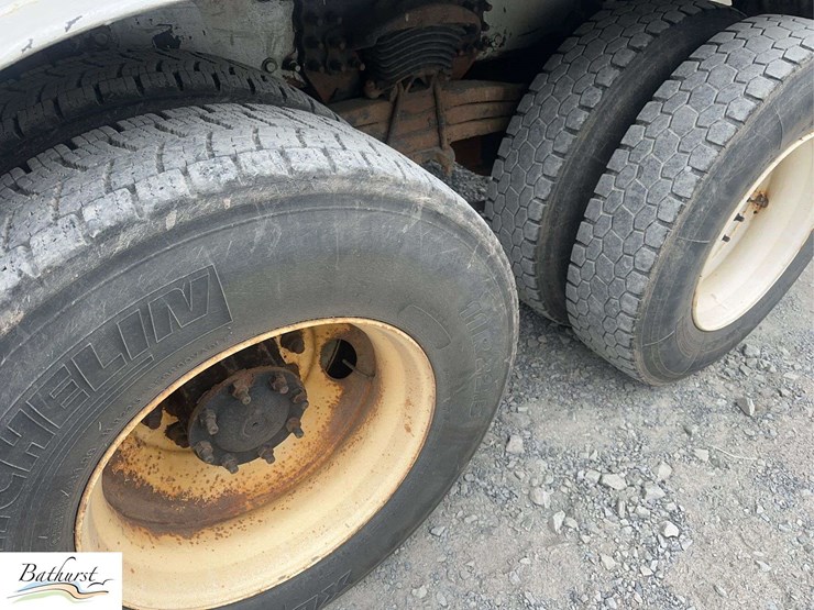 2010-freightliner-m2-106-image-11