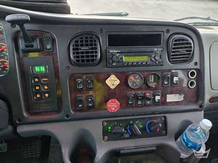 2014-freightliner-m2-106-image-60